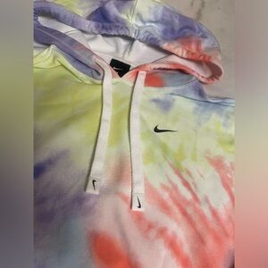 Pristine EUC worn once Nike size smalll toe die women’s cropped hoodie LQQK!